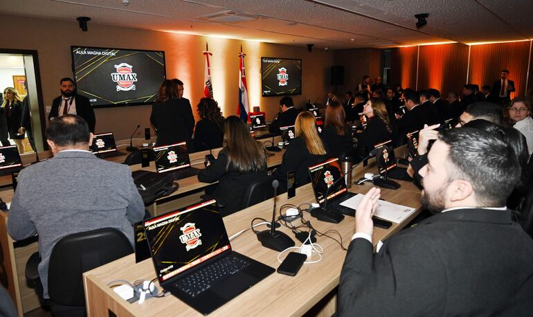 El Aula Magna Digital cuenta con pantallas y dispositivos de audio de última generación.
