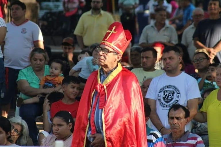 Cada año los devotos lucen la capa roja de la imagen de San Blas.