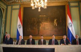 De a izq. a der.: Emiliano Rolón, César Diesel, Pedro Alliana, Santiago Peña, Silvio Ovelar, Raúl Latorre y Camilo Benítez. Fue ayer en Palacio de López.