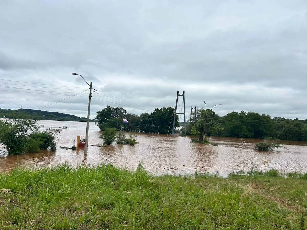 El icónico “Puente Colgante” de Capitán Meza quedaría bajo agua por segunda vez en la historia El icónico “Puente Colgante” de Capitán Meza quedaría bajo agua por segunda vez en la historia