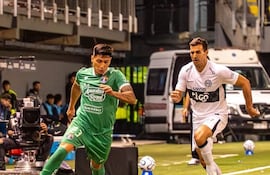 Esteban Patricio Matus Castro, lateral chileno de 24 años domina el esférico ante la marca de Raúl Cáceres, en el enfrentamiento de Audax Italiano ante Olimpia, por la fase de grupos de la Copa Sudamericana.