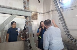 Funcionarios de la municipalidad de San Antonio, del Ministerio de Trabajo y de Senacsa, verificaron planta de Minerva Foods, en donde ayer ocurrió una fuga de amoníaco.