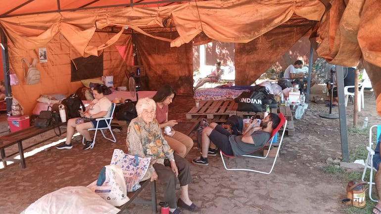 Los pacientes deben soportar las altas temperaturas además de la falta de medicamentos y médicos.