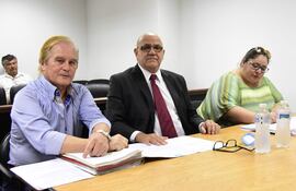 Dany Durand, acusado de supuesta declaración falsa; junto a los abogados José Ignacio González Macchi y Cynthia Almada.