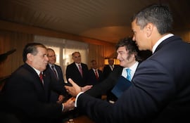 El presidente Santiago Peña (d) presenta al titular de la ANR, Horacio Cartes (i) al mandatario argentino, Javier Milei, el pasado sábado en la firma del acuerdo con la Unión Europea. Tanto Miei como Peña fueron invitados a la "Junta de la paz"..