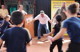 Luis Ramírez, ministro de Educación, posa con estudiantes de un centro educativo.