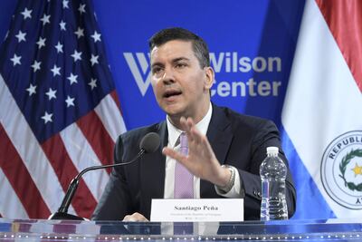 El presidente de Paraguay, Santiago Peña, participó ayer en una charla en el Centro Wilson, en Washington (EE.UU.). Peña dijo que "no importa" quien sea elegido al frente de Argentina porque, a su juicio, la integración regional no se detendrá por el resultado de las elecciones. EFE/ Lenin Nolly.