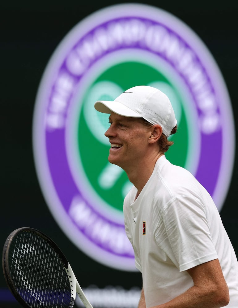Sonriente, Jannik Sinner (24) durante el entrenamiento con Novak Djokovic.