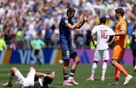 Stjepan Radeljic (#21) y Nikola Vasilj (#1) de Bosnia y Herzegovina festejan el gran triunfo que consiguieron ante Catar.