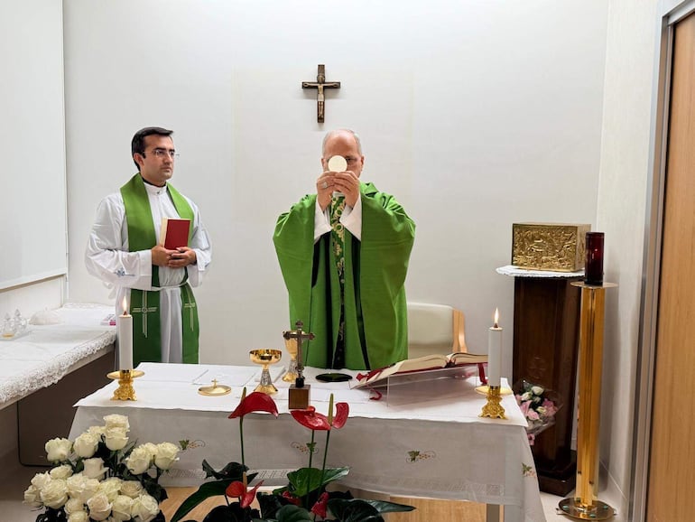 El Vaticano ha publicado este viernes la primera imagen del papa León XIV tras su operación de pulmón, oficiando misa junto a su secretario personal, el peruano Edgar Rimaycuna, en el hospital romano donde continúa ingresado. Las dos fotografías, que muestran al papa con un aparente buen aspecto, fueron tomadas este mediodía de viernes en la sala habilitada en la décima planta del hospital Gemelli de Roma para acoger al pontífice durante su convalecencia, ya que el apartamento privado que posee el Vaticano está en obras.