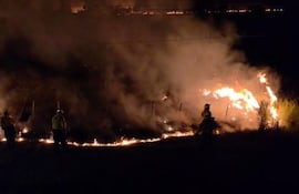 El incendio de gran magnitud continúa, aunque está siendo controlado.