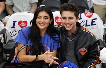 Kylie Jenner y Timothée Chalamet se mostraron muy enamorados en el partido entre los Cleveland Cavaliers y los New York Knicks. (Gregory Shamus/Getty Images/AFP)