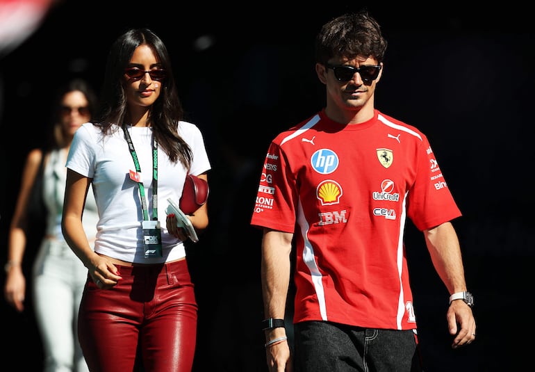 ¡Hemosa parejita de recién casados! Charles Leclerc y Alexandra Leclerc arribando juntitos al Gran Premio de Miami de F1. (Chris Graythen/Getty Images/AFP)

