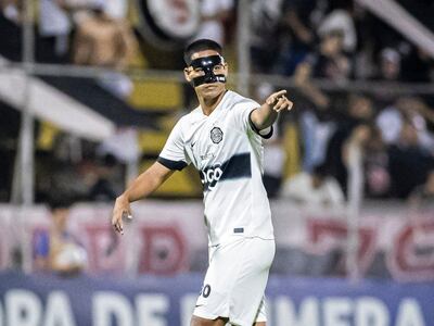 Hugo Adrián Benítez, jugador de Olimpia, utiliza un protector en el rostro en el partido frente a Sol de América por la cuarta fecha del torneo Clausura 2024 del fútbol paraguayo en el estadio Rogelio Silvino Livieres, en Asunción.