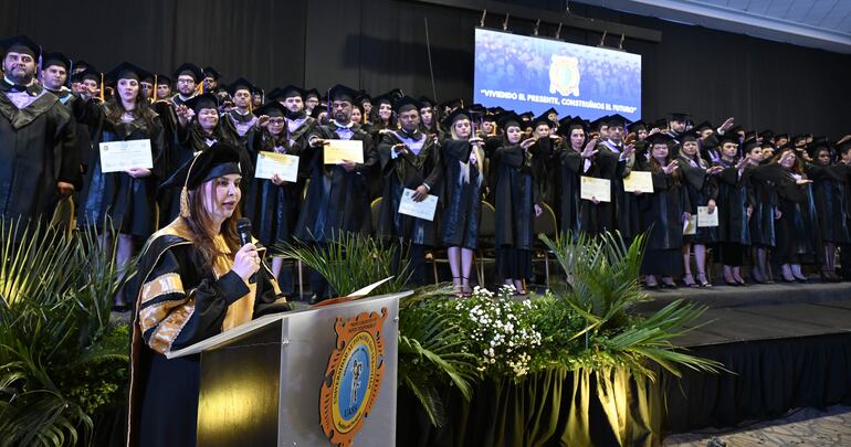 La rectora de la universidad, Prof. Dra. Julia Rosanna Benítez de Samudio, dio unas palabras a los flamantes egresados.