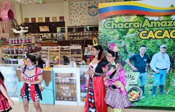 Fábrica Mágica de Chocolate, que muestra un comercio de cacao en la ciudad de Baños de Agua Santa ubicada en el centro del país. Enclavada en el corazón andino de Ecuador, rodeada de cascadas, luminosos miradores, custodiada por un volcán y acostumbrada a "vender felicidad" en forma de paseos y aventura, la ciudad de Baños de Agua Santa, endulza ahora su vocación turística y solidaria con una "fábrica mágica", que transforma en chocolate un cacao cultivado con una técnica ancestral amigable con el ambiente.