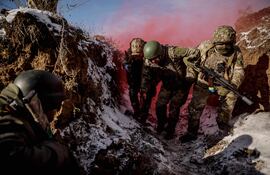 Militares de la unidad de defensa aérea de la 24.ª Brigada Mecanizada que lleva el nombre del rey Danylo practicando un ejercicio de atención táctica a heridos en combate en la región de Donetsk en medio de la invasión rusa de Ucrania.