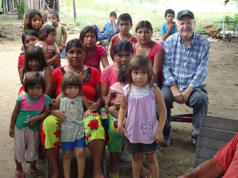 El padre Zanardini con sus queridos amigos, a los que consagró su vida