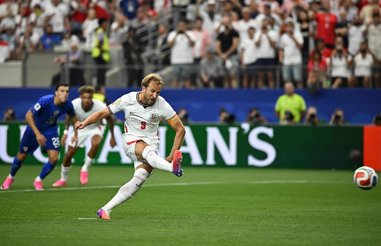 El delantero de Inglaterra, Harry Kane, remata y anota un tiro penal repetido durante el partido de fútbol del Grupo L de la Copa Mundial 2026 entre Inglaterra y Croacia en el Dallas Stadium en Arlington.