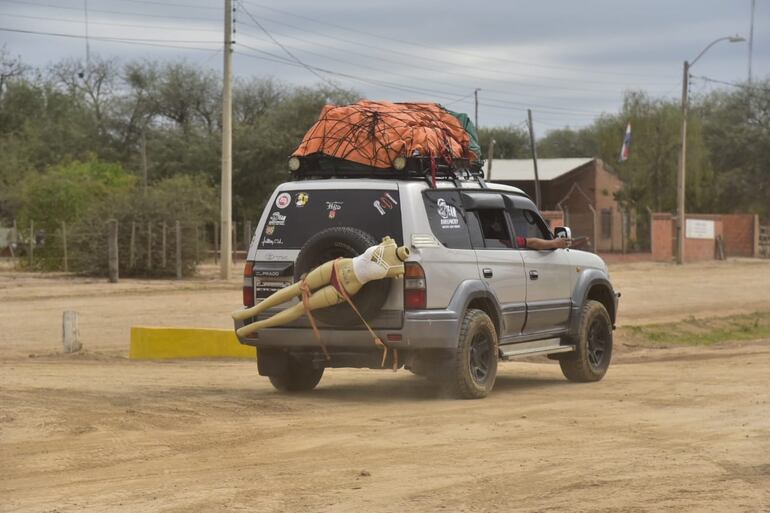 La frase "La tóxica" en el maniquí femenino, atado en la parte trasera de la camioneta de un aficionado camino al Rally del Chaco.