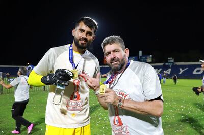 El entrenador Humberto "Loro" Ovelar y el portero Luis Guillén posan con sus respectivas medallas como campeones de la Copa Paraguay con el General Caballero de Juan León Mallorquín. (Foto: @clubgeneral_jlm)