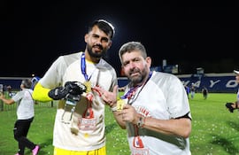 El entrenador Humberto "Loro" Ovelar y el portero Luis Guillén posan con sus respectivas medallas como campeones de la Copa Paraguay con el General Caballero de Juan León Mallorquín. (Foto: @clubgeneral_jlm)
