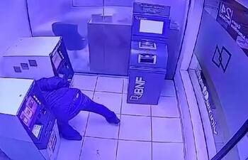 Video: así intentaron hackear un cajero automático