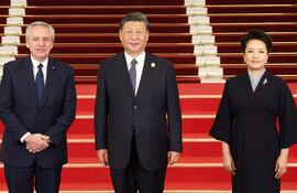 El presidente de China, Xi Jinping y su esposa, Peng Liyuan, dieron la bienvenida al mandatario argentino Alberto Fernández, en Pekín. (EFE/Xinhua)