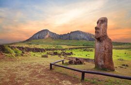 Cráter del volcán Rano Raraku, con moráis en Rapa Nui o Isla de Pascua.
