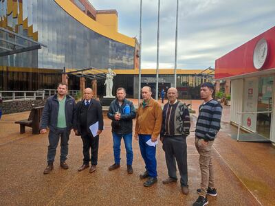Carlos Sinchuk, y su abogado patrocinante, Mario Vera, acompañados de vecinos se manifestaron frente al Palacio de Justicia para exigir que un hombre procesado por coacción grave, Sergio Kosar Risko (50), vaya a la cárcel por violar la prisión domiciliaria.