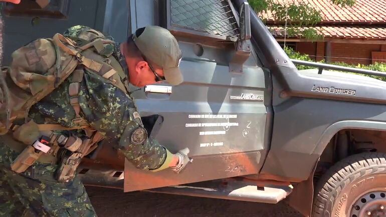 Un militar verifica el camión acribillado por el EPP.