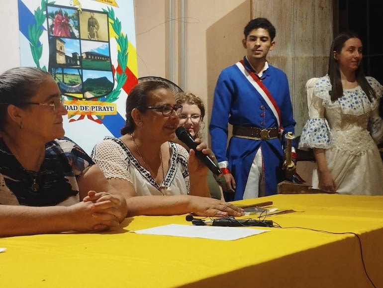 La intendenta Cynthia Godoy haciendo presentación del programa de Semana Santa.