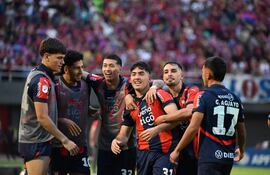 El argentino Ignacio Aliseda (c), futbolista de Cerro Porteño, festeja un gol en el partido frente a Olimpia por la sexta fecha del torneo Clausura 2025 de la Primera División de Paraguay en el estadio Antonio Aranda, en Ciudad del Este, Paraguay.