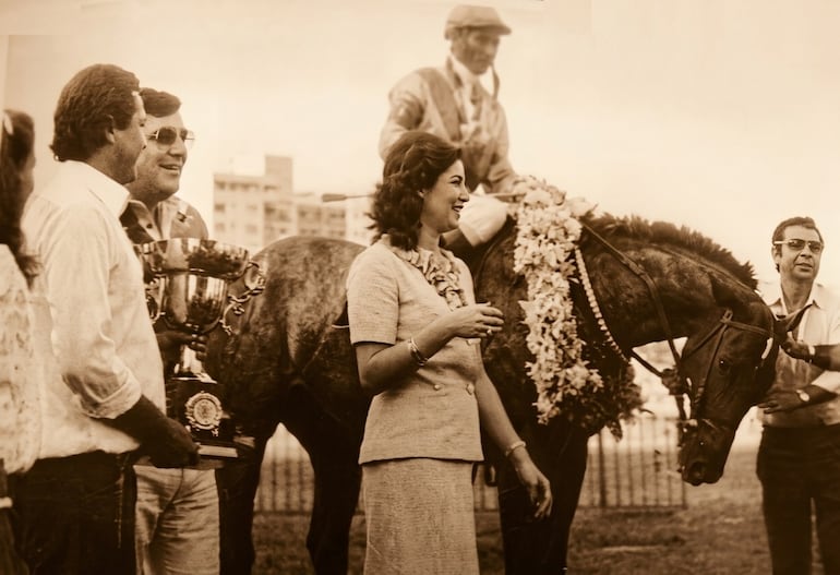 Arsenio Arce sobre el lomo del tordillo Anticipado de Roberto Antebi, junto al cuidador "Toto" López, en Campo Grande, Brasil.