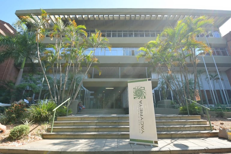 Yacyretá aplica un “decálogo del oscurantismo”, critican gremios