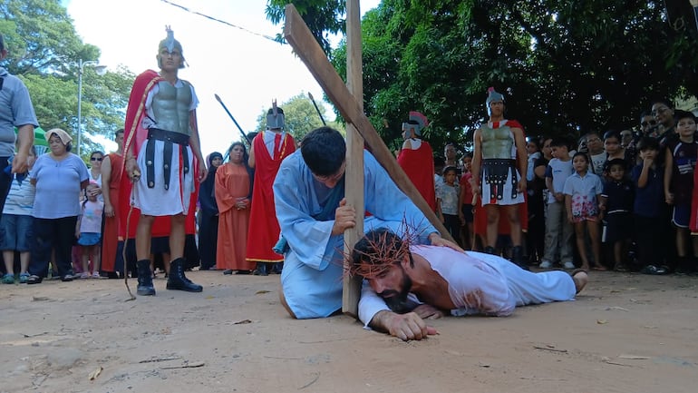 Simón de Cirene ayuda a carga la cruz de Jesús.