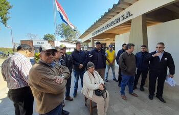 Distintos gremios y organizaciones sociales se manifestaron frente a la Manufactura de Pilar, para rechazar la decisión del IPS de cambiar las sábanas hospitalarias 100% de algodón, por 50% de algodón y 50% de poliéster.