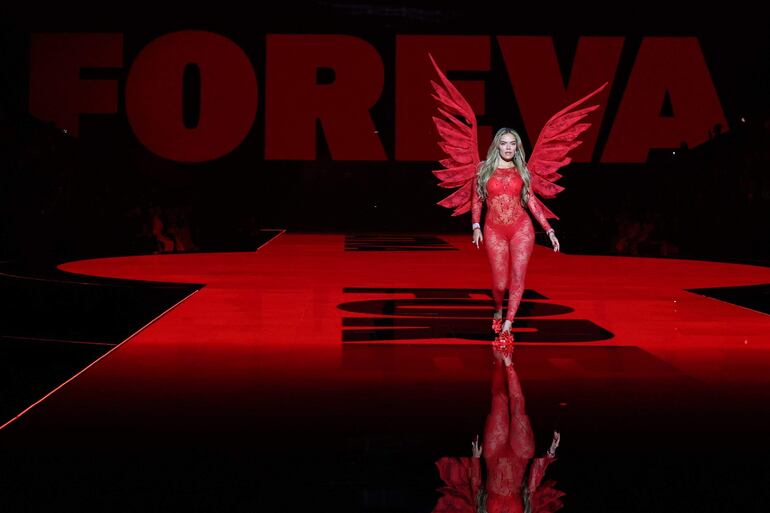 ¡Angelita latina! Karol G en la icónica pasarela del Victoria's Secret Fashion Show. (ANGELA WEISS / AFP)