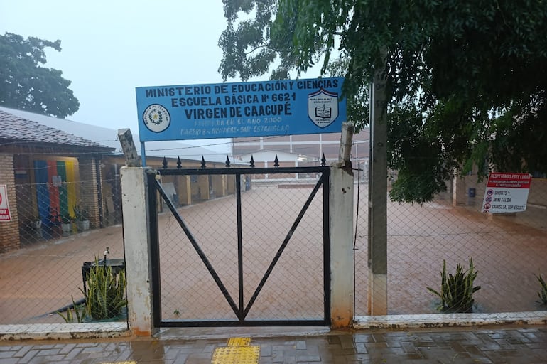 Predio de escuela quedó inundado tras las lluvias en Santaní