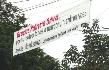 la-funcionaria-patricia-silva-una-de-las-exesposas-de-juan-manuel-radice-fue-escrachada-por-funcionarios-del-tsje-quienes-se-resisten-a-marcar-su-e-222754000000-1395185.jpg