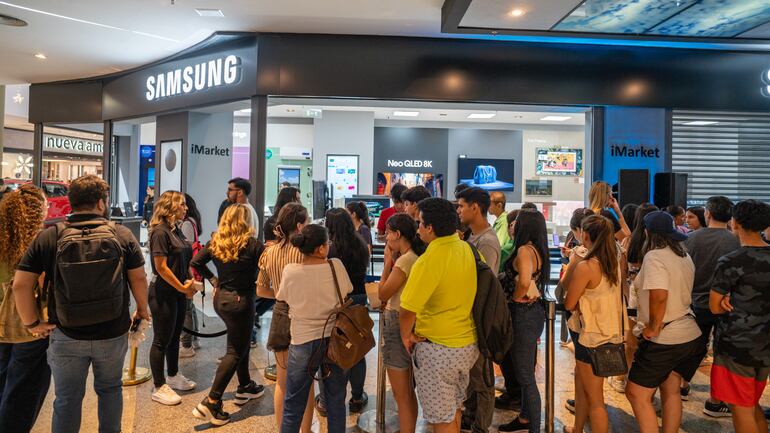 En cada inauguración, Samsung sorprendió a sus primeros 50 clientes con vouchers de hasta Gs. 1.500.000, brindando una experiencia celebratoria y exclusiva.