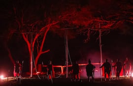 Los soldados resguardan la zona donde será crucificado Jesús este Viernes Santo en el Kurusú Rapé de Villa Elisa.