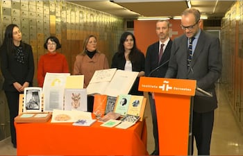 Imagen del acto celebrado hoy en Madrid, en la Caja de las Letras del Instituto Cervantes, donde fue depositado parte del legado de la artista hispano-paraguaya Josefina Plá.
