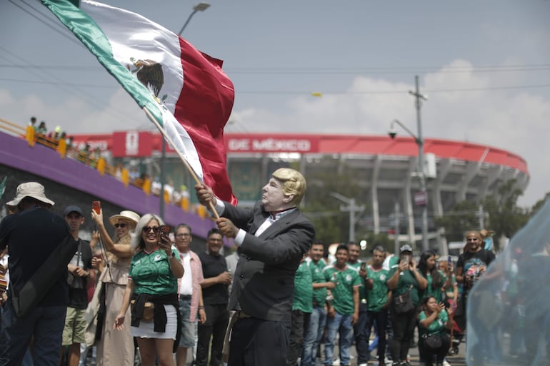 Un aficionado agita una bandera de México previo a la inauguración del Mundial de la FIFA 2026 este jueves, en el estadio Ciudad de México (México).