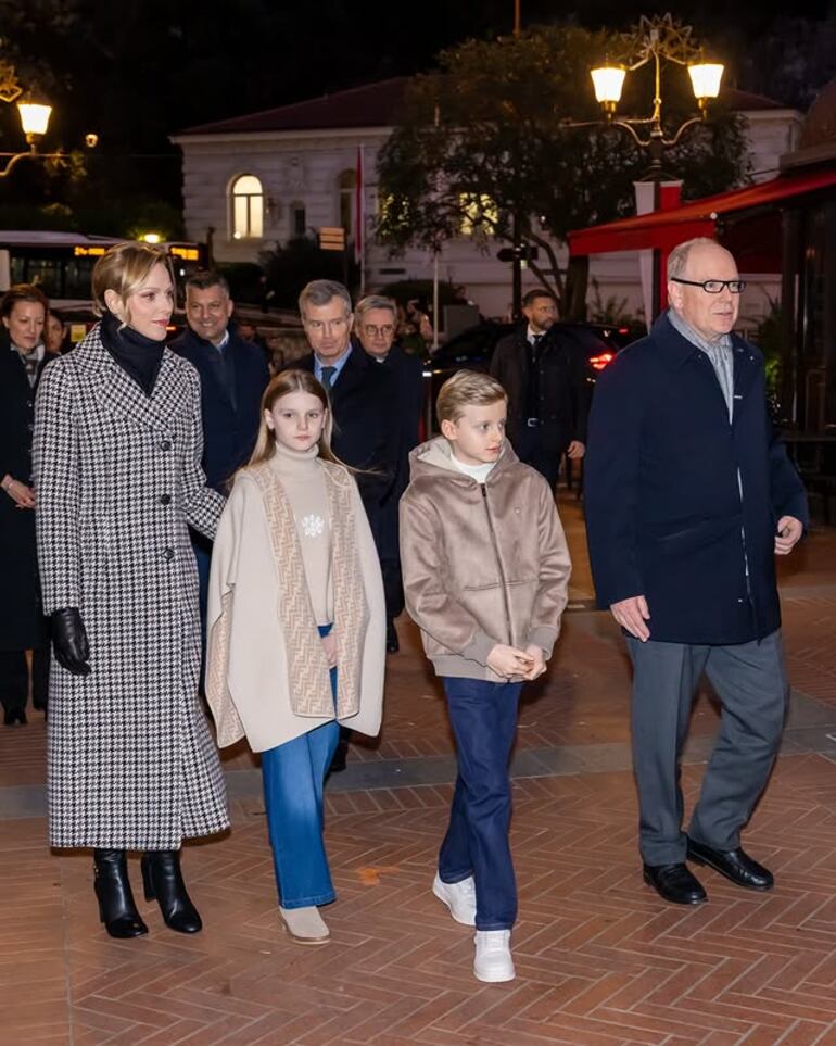 El príncipe Alberto II y la princesa Charlene llegando a la Place du Marché con sus mellizos Jacques y Gabriella. (Instagram/Palais Princier de Monaco)