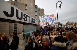 El artista y activista francés Voltuan sostiene un cartel que dice en francés "Gracias por tu valentía, Gisele Pelicot", mientras la gente se reúne frente al tribunal de Aviñón el 19 de diciembre de 2024, esperando el veredicto en el juicio de un hombre, junto con otras 50 personas, acusado de drogar a su esposa y orquestar múltiples violaciones durante casi una década.