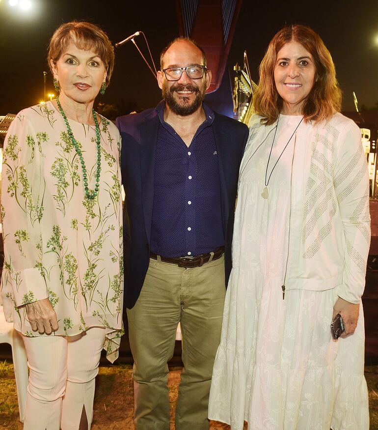 Margarita Morselli, Carlos Hentscholek y Tana Schémbori.
