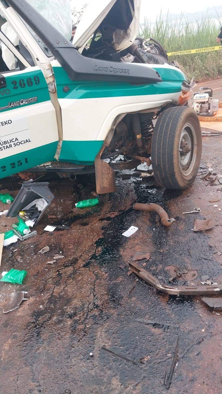 La ambulancia Toyota Land Cruiser dañado, capó abierto y objetos dispersos en el suelo.