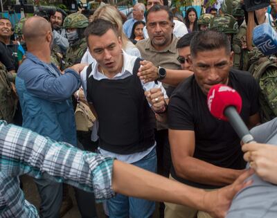 El candidato Daniel Noboa llega a un colegio electoral para votar en la segunda vuelta de las elecciones presidenciales hoy, en Olón (Ecuador). Noboa se enfrenta a Luisa González para definir quién será el próximo mandatario del país.