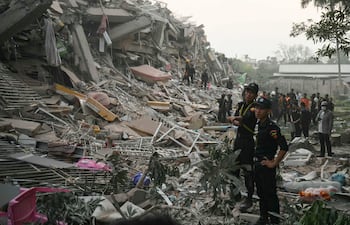 Rescatistas trabajan en un edificio en Mandalay, Birmania, que colapsó a causa del terremoto de marzo.